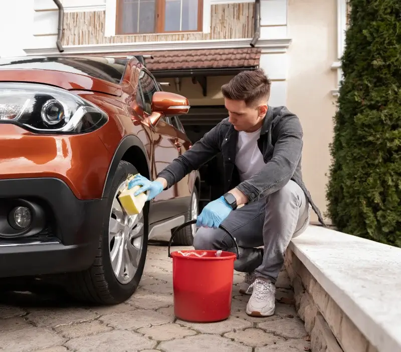 Lavage auto à domicile Escorailles : professionnel intervenant sur un véhicule